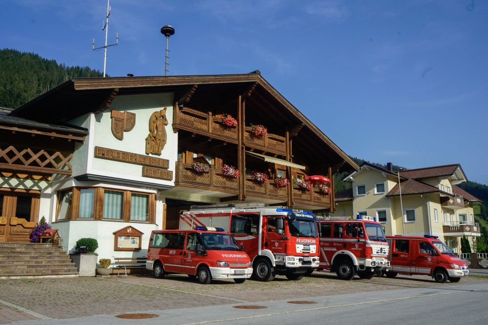 Die Einsatzfahrzeuge der FF Eben vor dem Feuerwehrhaus