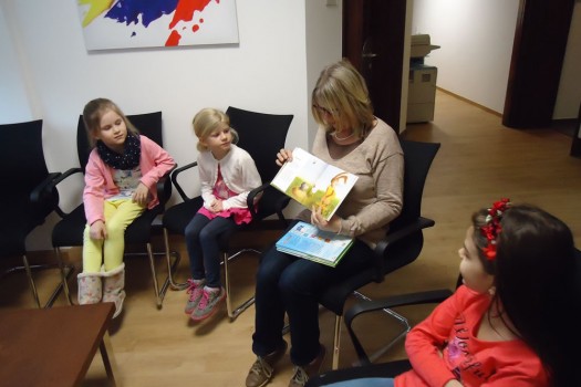 Kinder beim Vorlesen in der Bücherei